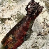 L'obus usagé a été trouvé dans le Rhin près de la rive gauche du fleuve bordée par un parc.